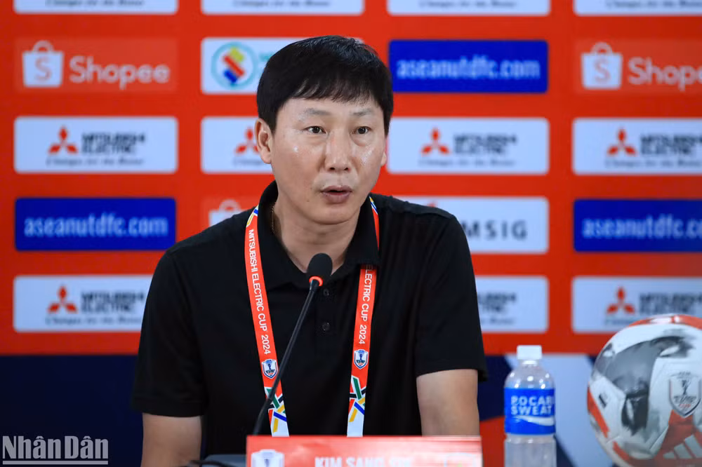 Huấn luyện viên Kim Sang Sik phát biểu sau trận thắng 4-1 đội tuyển Lào, tối 9/12. (Ảnh: HÀ AN)