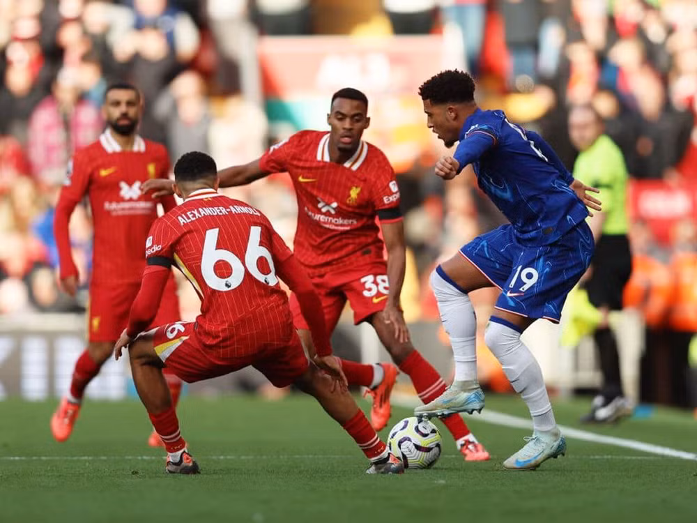 Alexander-Arnold gây ấn tượng khi đánh bại Sancho của Chelsea. (Ảnh: Getty)