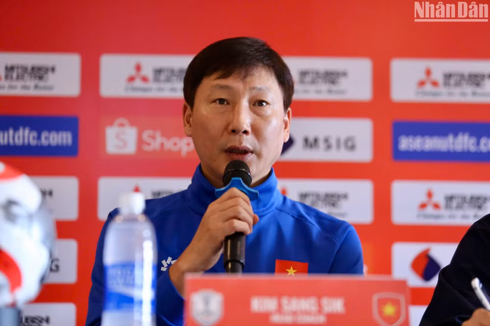 Huấn luyện viên Kim Sang Sik phát biểu tại buổi họp báo. (Ảnh: SƠN TÙNG)