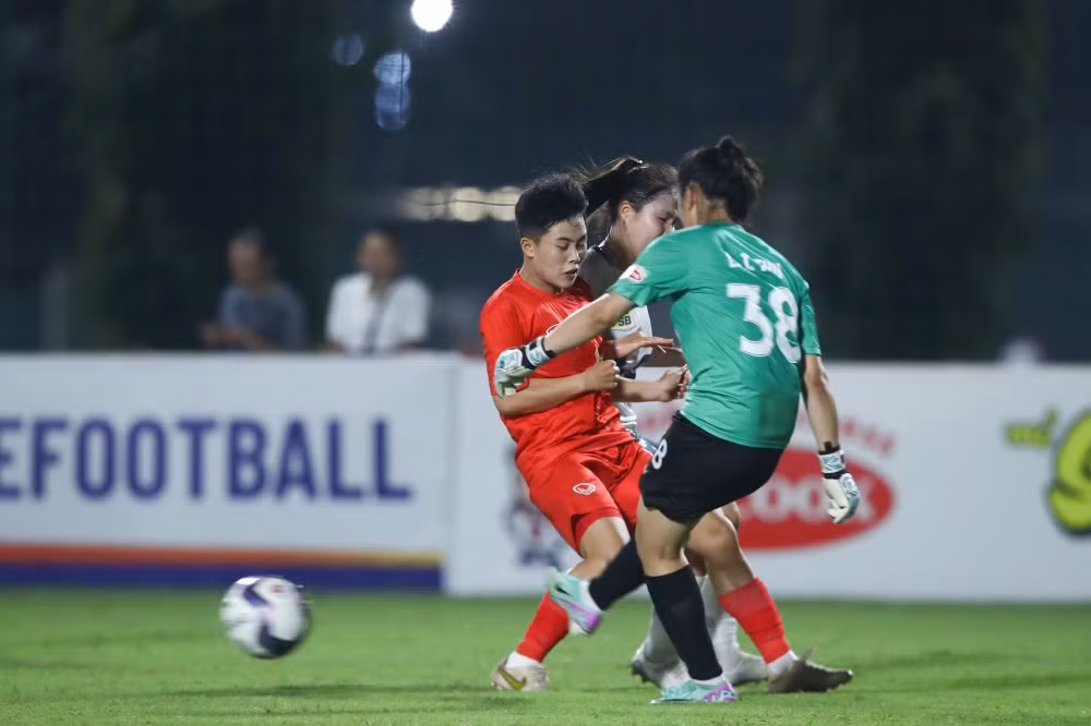 U19 Phong Phú Hà Nam áp đảo thế trận. (Ảnh: VFF)