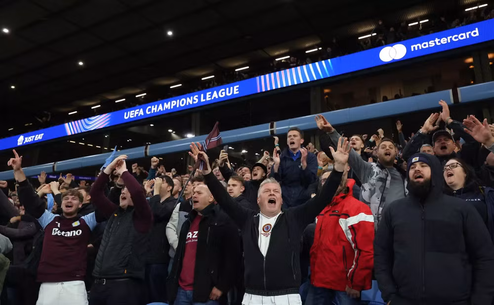 Người hâm mộ Aston Villa phấn khích khi Duran ghi bàn. (Ảnh: Getty Images)