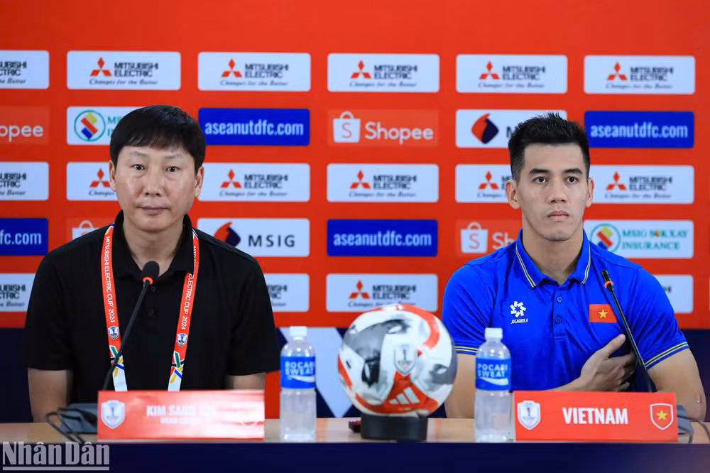 Huấn luyện viên Kim Sang Sik cùng Tiến Linh - người được bình chọn là Cầu thủ xuất sắc nhất trận đấu tại buổi họp báo. (Ảnh: HÀ AN)