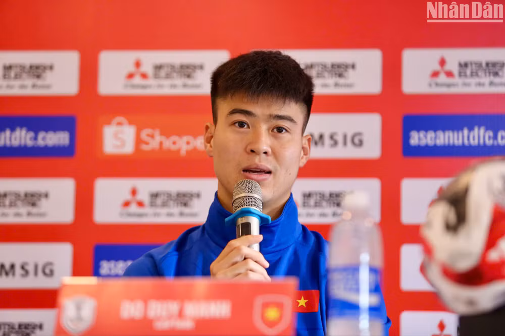 Đội trưởng Đỗ Duy Mạnh phát biểu tại buổi họp báo. (Ảnh: SƠN TÙNG)