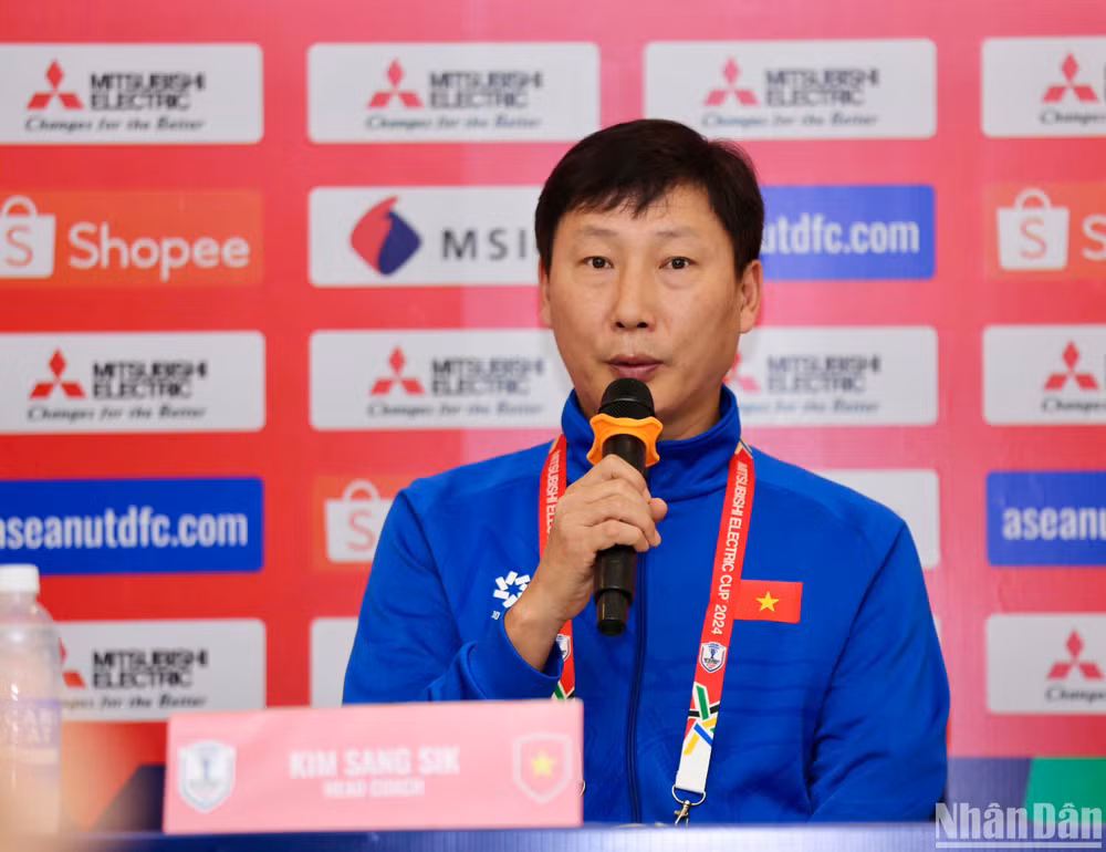 Huấn luyện viên Kim Sang Sik phát biểu tại buổi họp báo. (Ảnh: SƠN TÙNG)