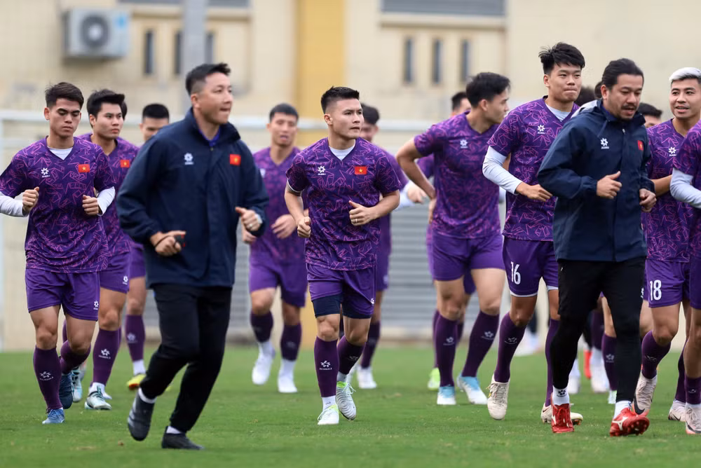 Các cầu thủ làm nóng bằng bài tập chạy vòng quanh sân.