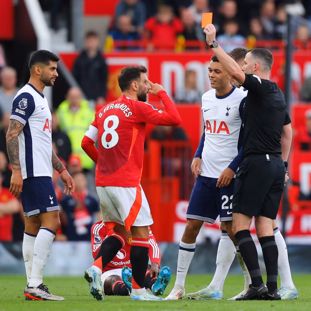 Bruno nhận thẻ đỏ ngớ ngẩn trong trận thua 0-3 trước Spurs. (Ảnh: TheSun)