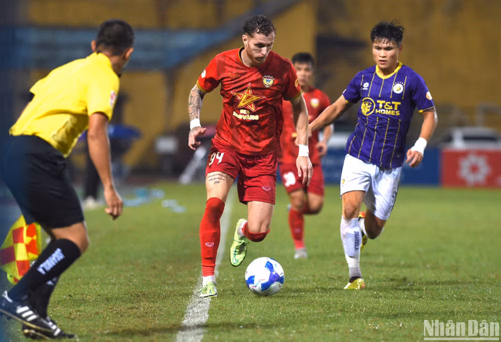 Hà Nội và Hồng Lĩnh Hà Tĩnh chưa thể bứt phát trên bảng xếp hạng V-League khi cùng giành được 1 điểm. (Ảnh: TRẦN HẢI)