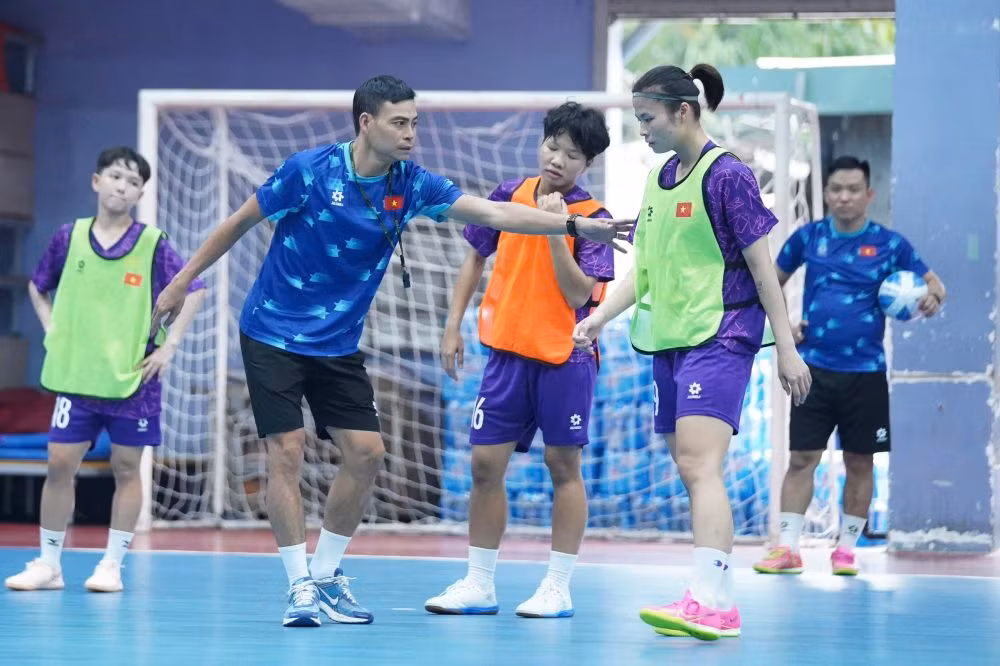 Huấn luyện viên Nguyễn Đình Hoàng và các học trò nỗ lực tập luyện cho giải đấu sắp tới. (Ảnh: VFF)