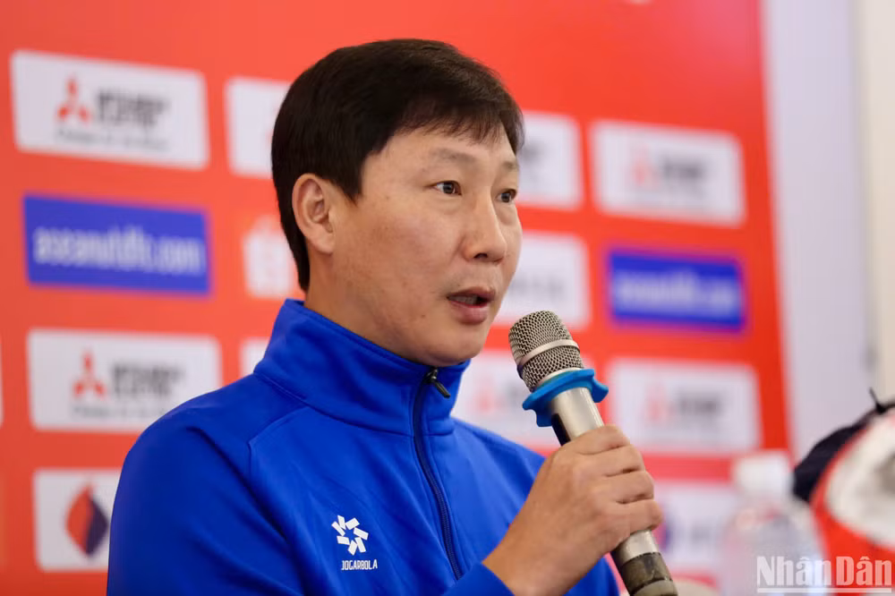 Huấn luyện viên Kim Sang Sik phát biểu tại buổi họp báo. (Ảnh: SƠN TÙNG)