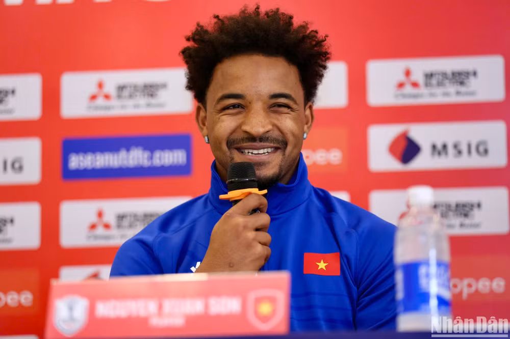 Tiền đạo Nguyễn Xuân Son phát biểu tại buổi họp báo. (Ảnh: SƠN TÙNG)