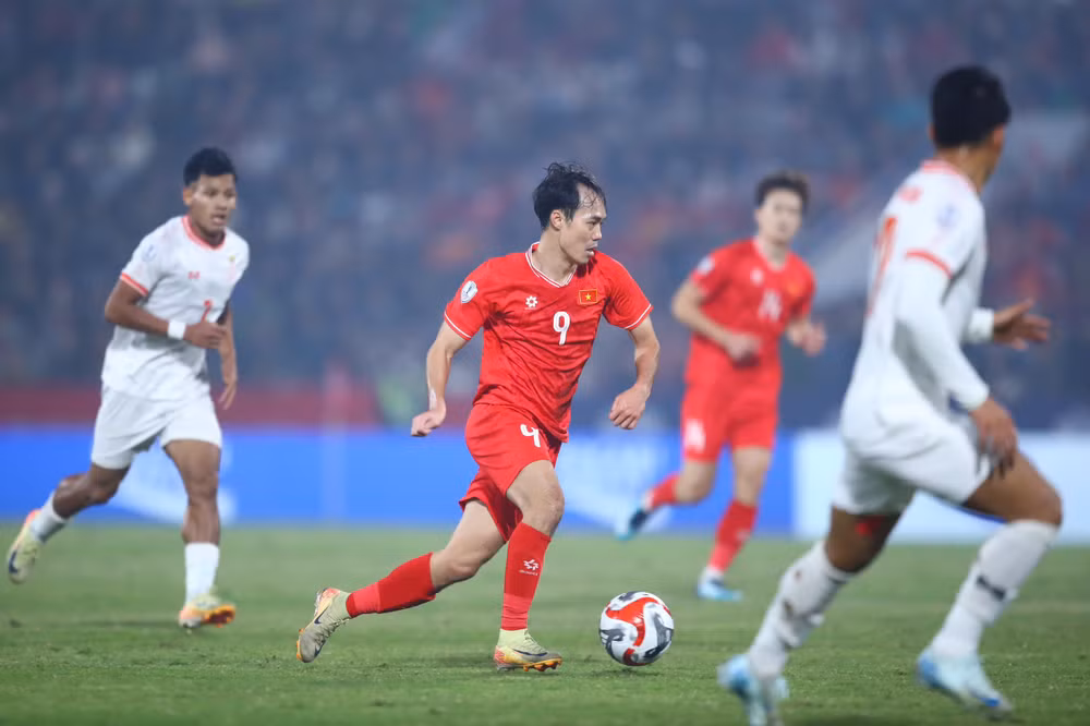 Hiệp 1 khép lại mà đội tuyển Việt Nam chưa có được bàn thắng dù thi đấu lấn lướt. (Ảnh: SƠN TÙNG)