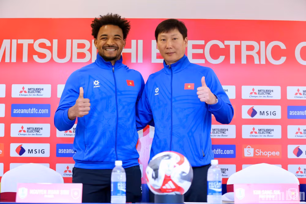 Huấn luyện viên trưởng Kim Sang Sik và tiền đạo Nguyễn Xuân Son tại buổi họp báo. (Ảnh: SƠN TÙNG)