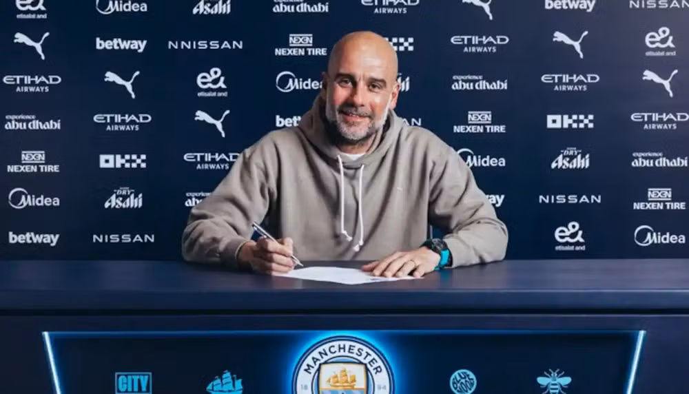 Pep đặt bút ký vào bản hợp đồng hai năm. (Ảnh: The Guardian)