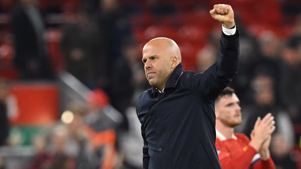 Arne Slot ăn mừng trên sân Anfield. (Ảnh: Getty)