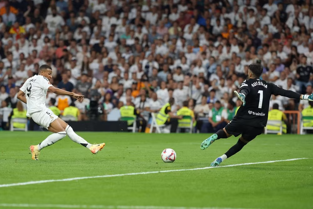 Người hâm mộ Madrid chờ đợi Mbappe sẽ nổ súng ở El Clasico. (Ảnh: Getty)