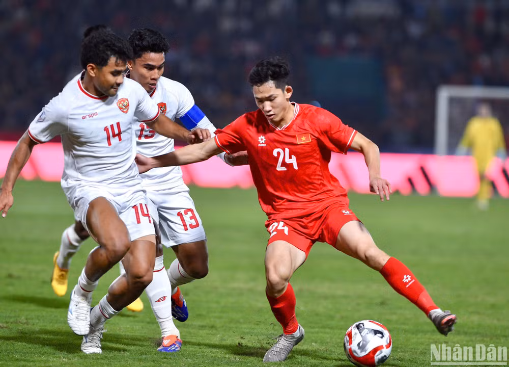Hai Long trước sự truy cản chặt chẽ của hàng phòng ngự Indonesia. (Ảnh: TRẦN HẢI)