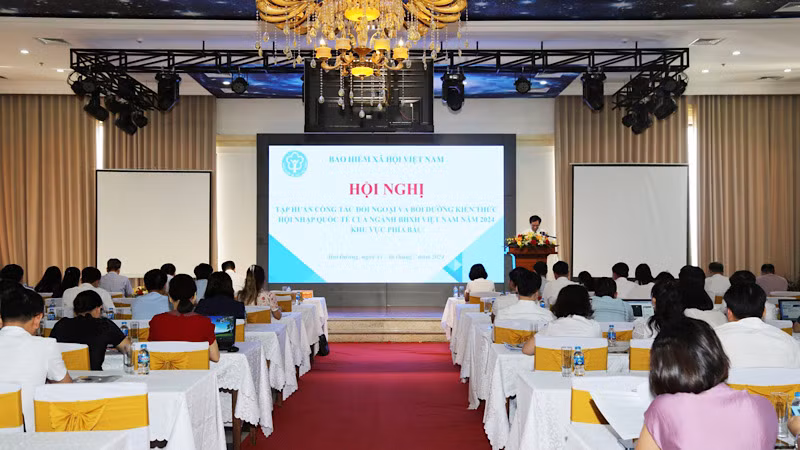 Toàn cảnh hội nghị tập huấn công tác đối ngoại và bồi dưỡng kiến thức hội nhập quốc tế của ngành bảo hiểm xã hội Việt Nam.