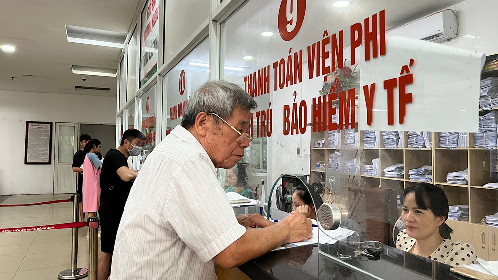 Bệnh nhân bảo hiểm y tế tại Bệnh viện đa khoa Đông Anh, Hà Nội. (Ảnh: LAN VŨ) nguoi-dan-lam-thu-tuc-kham-chua-benh-bao-hiem-y-te-tai-benh-vien-da-khoa-dong-anh-ha-noi-4969.jpg
