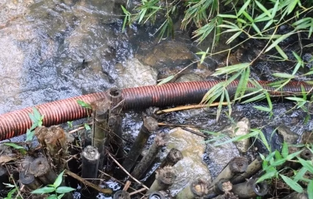 Xả thải bừa bãi khiến nguồn nước bị ô nhiễm.