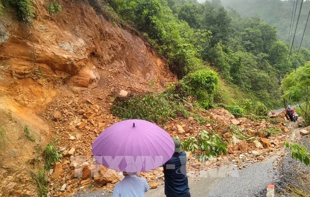 Sạt lở ta-luy ở Lào Cai. (Ảnh: TTXVN)