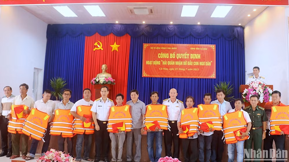 Bộ Tư lệnh Vùng 5 Hải quân trao tặng áo phao cứu sinh, cờ Tổ quốc cho gia đình ngư dân miền biển Cà Mau.