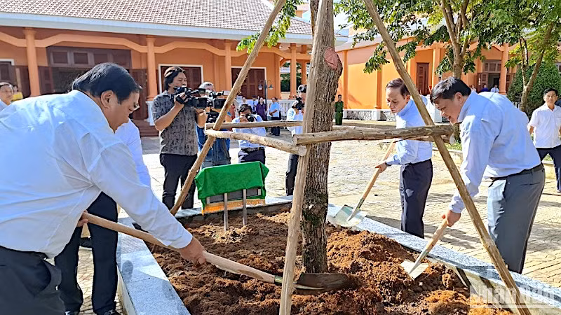 Đồng chí Lê Hoài Trung và lãnh đạo tỉnh Cà Mau trồng cây lưu niệm tại cụm Bia Ban Ấn loát đặc biệt Nam Bộ và Bia Nhiếp - Điện ảnh giải phóng miền Tây Nam Bộ. 