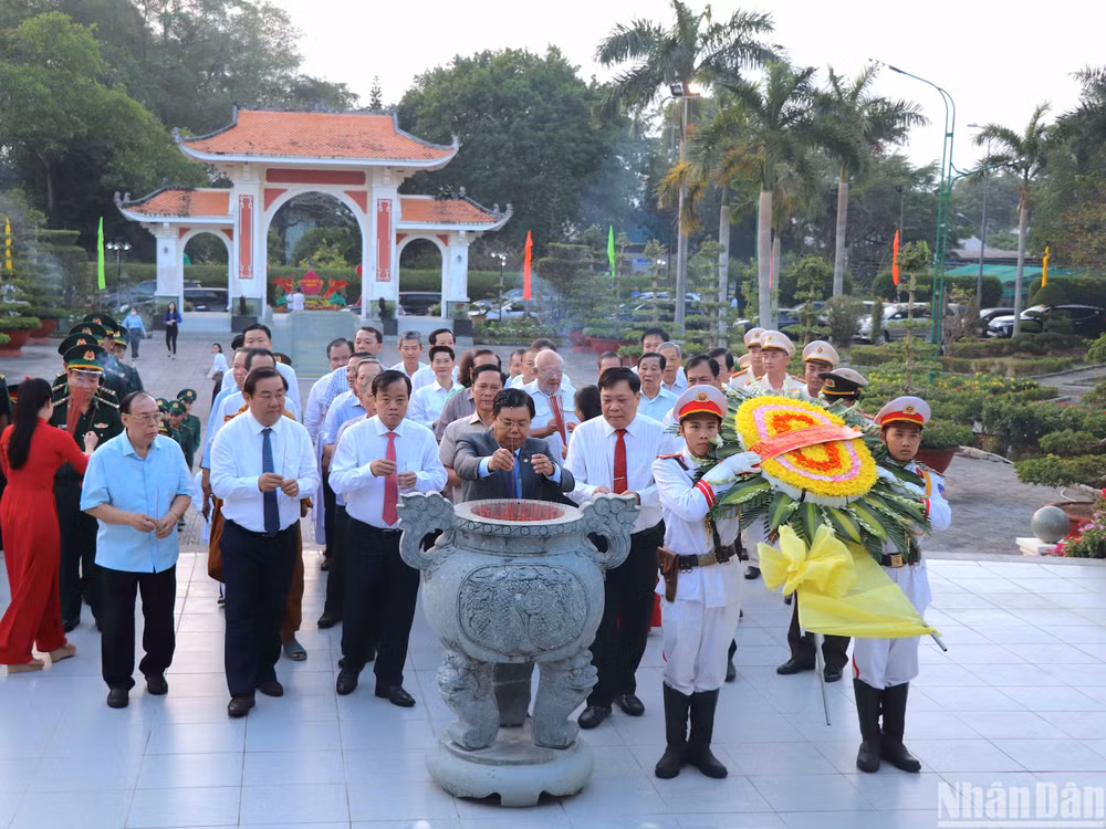 Đại biểu viếng, dâng hương, dâng hoa Chủ tịch Hồ Chí Minh trước khi tham dự buổi họp mặt.