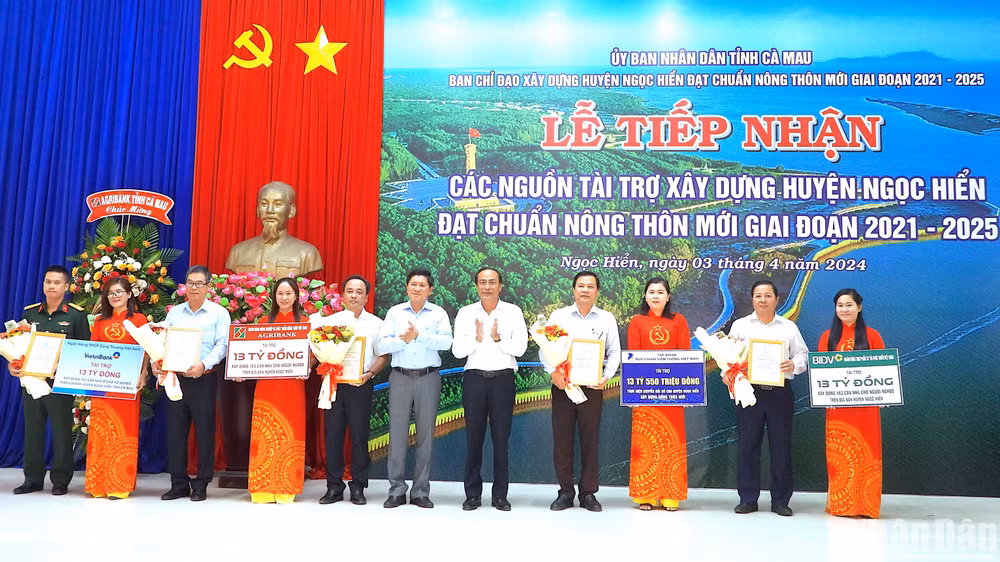 Đại diện lãnh đạo cấp ủy, chính quyền huyện Ngọc Hiển và Cà Mau tiếp nhận nguồn lực hỗ trợ từ các đơn vị doanh nghiệp.