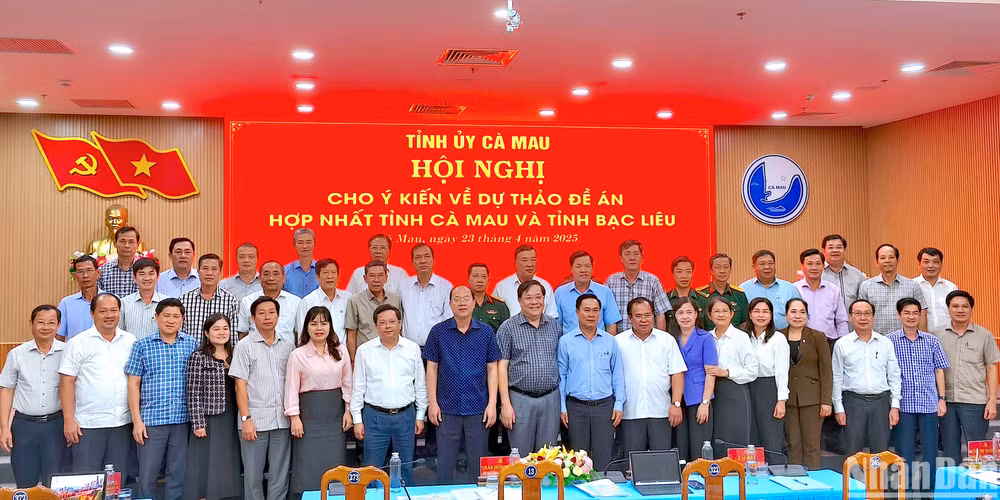 Ban Chấp hành Đảng bộ tỉnh Cà Mau chụp hình lưu niệm sau khi thông qua Nghị quyết thống nhất đề án hợp nhất Cà Mau và tỉnh Bạc Liêu thành tỉnh Cà Mau.