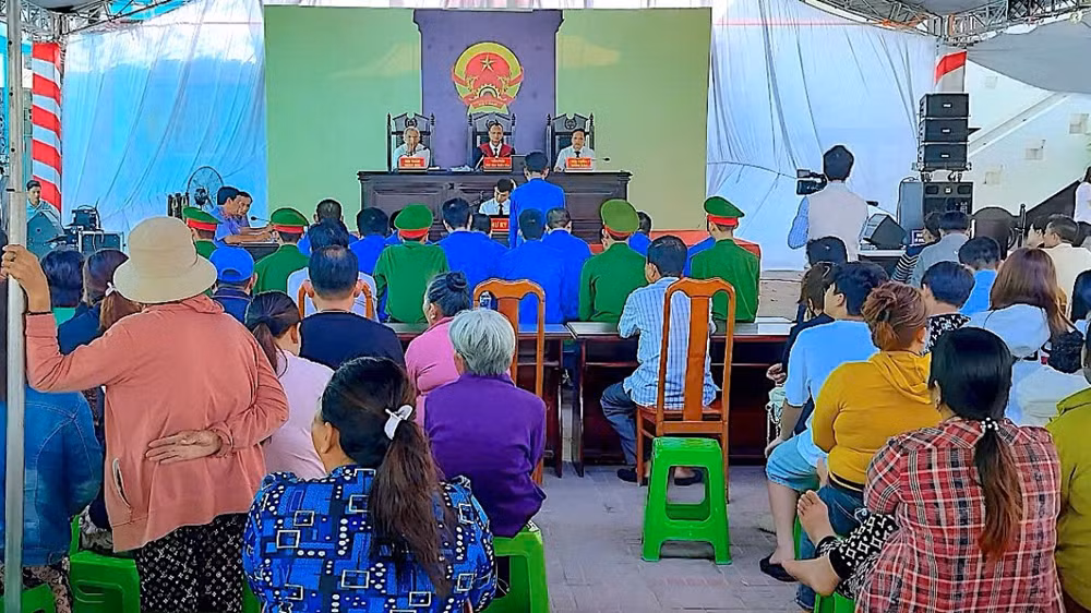 Đông đảo người dân địa phương đến xem xét xử án lưu động tại huyện Ngọc Hiển vào sáng 19/2.