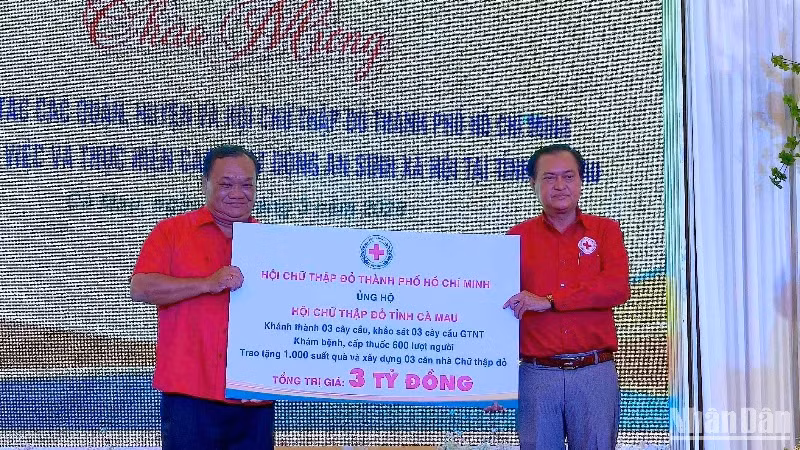 Đại diện Hội Chữ thập đỏ Thành phố Hồ Chí Minh (bên phải) trao hỗ trợ 3 tỷ đồng cho đại diện Hội Chữ thập đỏ Cà Mau.