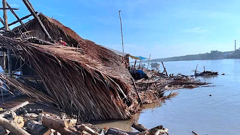 Khu vực sạt lở thuộc ấp Nhà Hội (xã Tam Giang, huyện Năm Căn) làm hư hỏng 4 nhà dân vào rạng sáng 23/5.