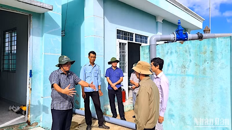 Chủ tịch Ủy ban nhân dân tỉnh Cà Mau (bìa trái) kiểm tra vận hành Trạm cấp nước liên xã Tân Bằng-Biển Bạch (huyện Thới Bình), cung cấp nước sinh hoạt cho khoảng 2.000 hộ dân trong vùng. 