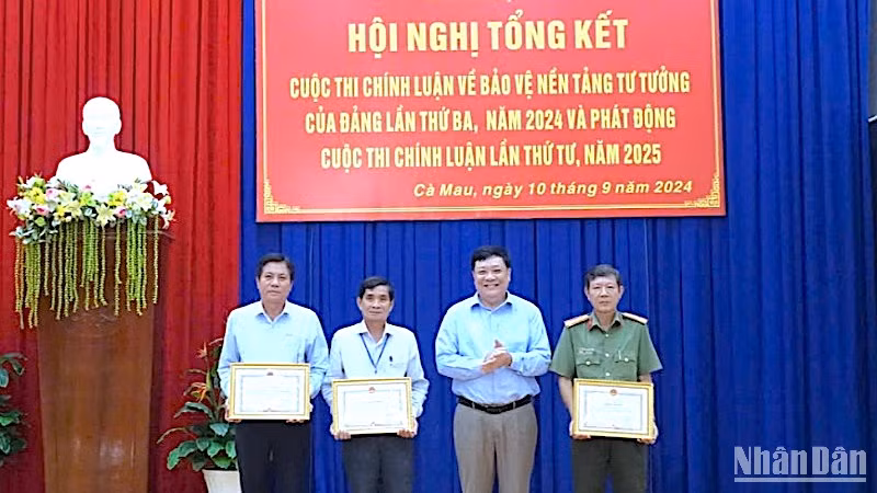 Phó Bí thư Tỉnh ủy Cà Mau Phạm Thành Ngại (thứ 2 từ phải qua) trao giải cho 3 tập thể xuất sắc có nhiều bài viết tham gia đạt giải chất lượng tốt tại cuộc thi.
