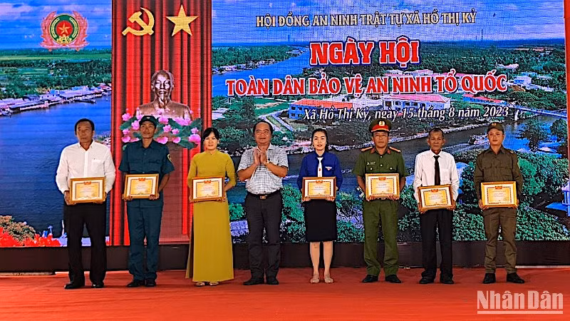 Chính quyền huyện Thới Bình (tỉnh Cà Mau) khen thưởng cho những tập thể, cá nhân tiêu biểu trong phong trào toàn dân bảo vệ an ninh Tổ quốc. 
