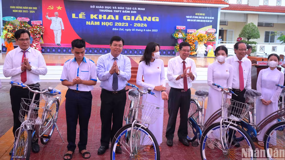 Đồng chí Ủy viên Trung ương Đảng, Bí thư Tỉnh uỷ Cà Mau Nguyễn Tiến Hải (thứ 3 từ trái qua) trao tặng xe đạp cho học sinh vượt khó học giỏi tại Trường Trung học phổ thông Đầm Dơi.