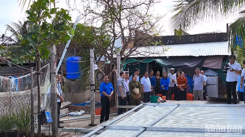 Lãnh đạo tỉnh Cà Mau kiểm tra tiến độ xóa nhà tạm, nhà dột nát trên địa bàn xã Hòa Thành (thành phố Cà Mau).