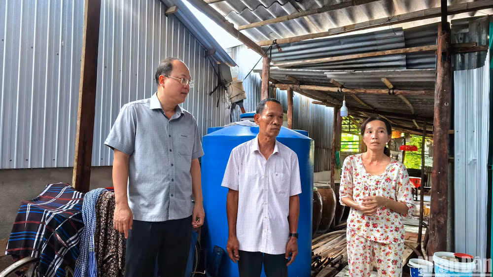 Bí thư Tỉnh ủy Cà Mau Nguyễn Hồ Hải (bên trái) kiểm tra điều kiện sinh hoạt của hộ dân được hỗ trợ nhà ở trên địa bàn thành phố Cà Mau.