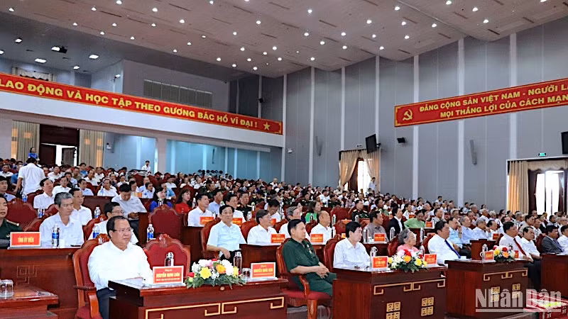 Các đại biểu tham dự họp mặt.