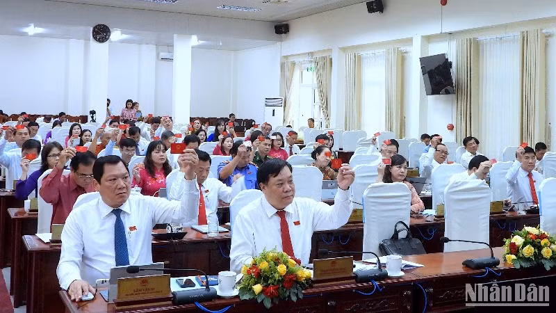 Hội đồng nhân dân tỉnh Cà Mau biểu quyết thông qua 12 nghị quyết tại kỳ họp chuyên đề chiều 21/2.