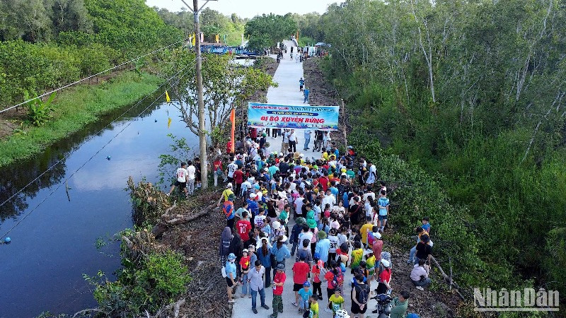 Đông đảo khách tham quan đến khám phá, trải nghiệm dịch vụ du lịch tại Vườn Quốc gia U Minh hạ dịp 30/4/2025