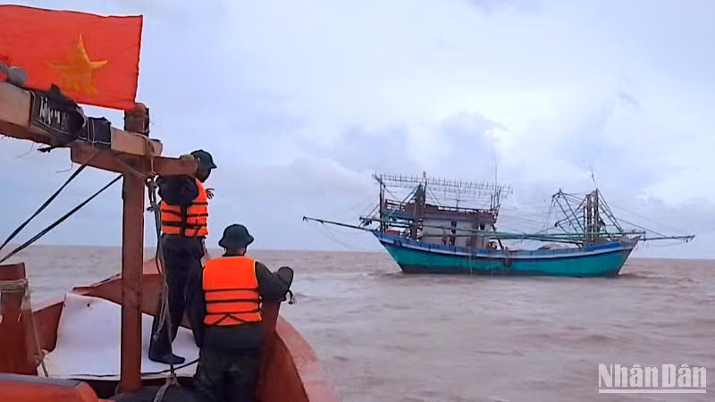 Đồn Biên phòng Đất Mũi thuộc Bộ đội Biên phòng Cà Mau cứu nạn thành công 9 thuyền viên và tàu cá bị mắc cạn trên biển (tháng 6/2024).
