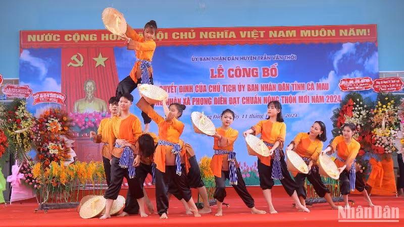 Văn nghệ chào mừng lễ công nhận xã Phong Điền đạt chuẩn nông thôn mới.