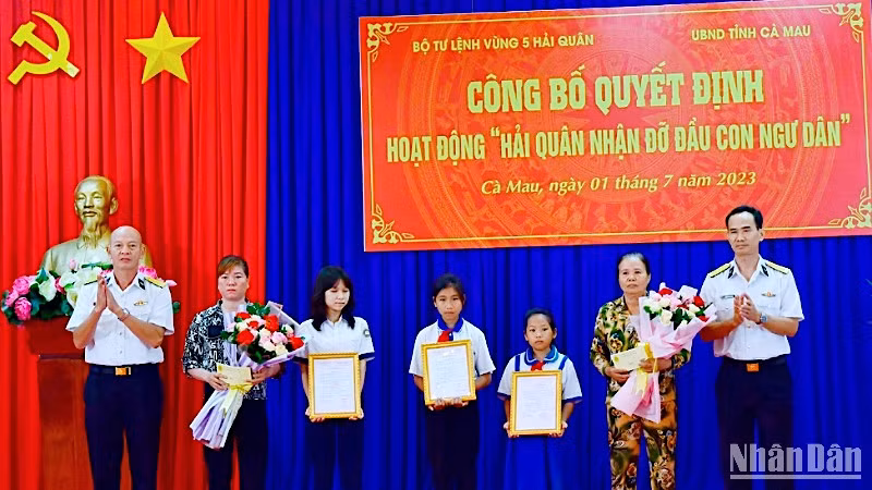 Bộ Tư lệnh Vùng 5 Hải quân trao hỗ trợ trao hỗ trợ bước đầu cho con em gia đình ngư dân được nhận đỡ đầu. 