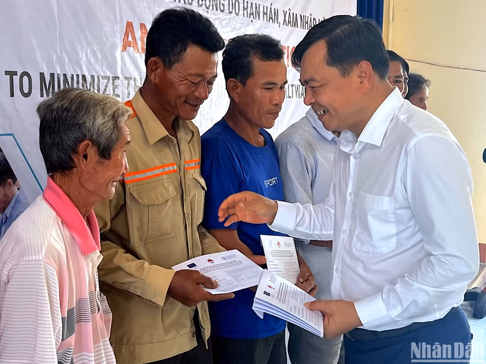 Thứ trưởng Nông nghiệp và Phát triển nông thôn Nguyễn Hoàng Hiệp trao hỗ trợ bằng tiền mặt cho người dân tại Cà Mau.