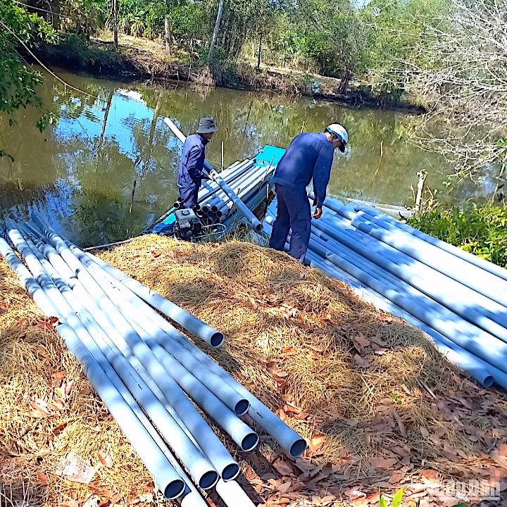 Chuyên chở thiết bị chuyên dụng về mở rộng đường ống để tiếp nước ngọt cho người dân vùng hạn hán tỉnh Cà Mau.