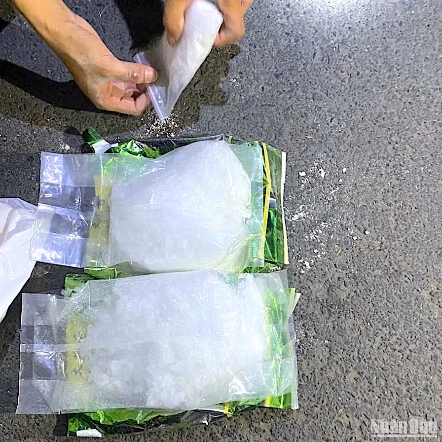 Các bịch tinh thể màu trắng nghi là ma túy bị các trinh sát Công an tỉnh Cà Mau phát hiện từ xe của Thịnh và Quốc.