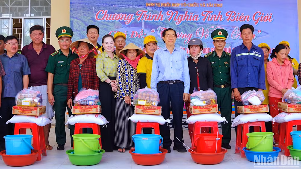 Các đơn vị đồng hành tặng quà cho hộ nghèo, gia đình chính sách, người có công tại xã Khánh Tiến, huyện U Minh, tỉnh Cà Mau.