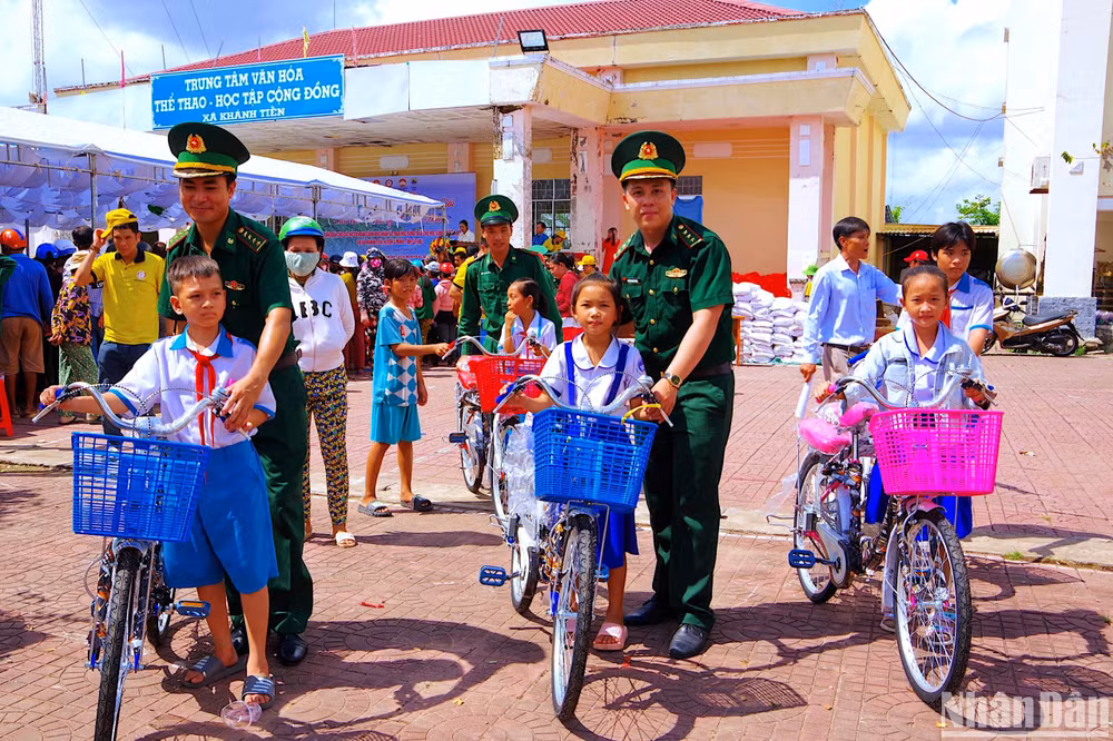 Các cháu học sinh trên địa bàn ven biển xã Khánh Tiến nhận học bổng và xe đạp từ Bộ đội Biên phòng và các đơn vị đồng hành.