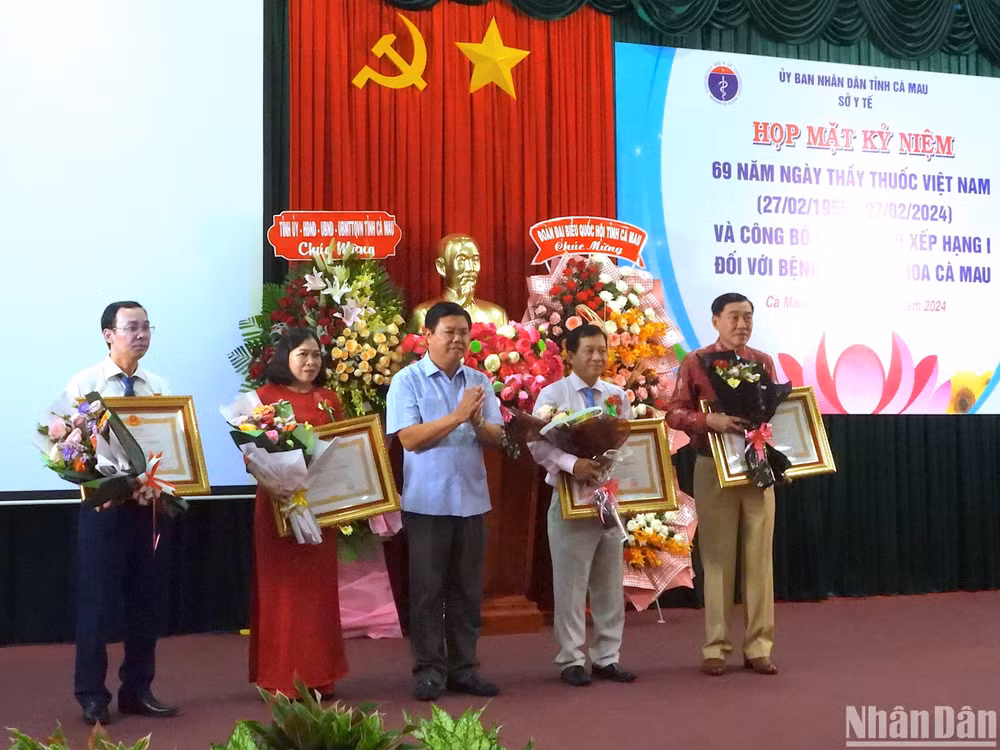 Bí thư Tỉnh ủy Cà Mau Nguyễn Tiến Hải (giữa) trao tặng Huân chương Lao động hạng Ba của Chủ tịch nước cho các thầy thuốc có nhiều đóng góp cho Cà Mau.